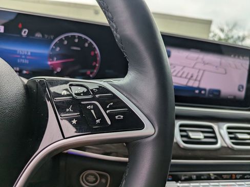 Used 2025 Mercedes-Benz GLS 450 4MATIC image 31