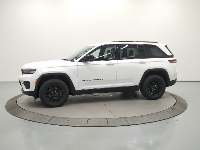 Used 2024 Jeep Grand Cherokee Altitude AWD/4WD image 5