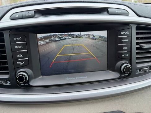 Used 2017 Kia Sorento LX w/ LX Convenience Package image 16