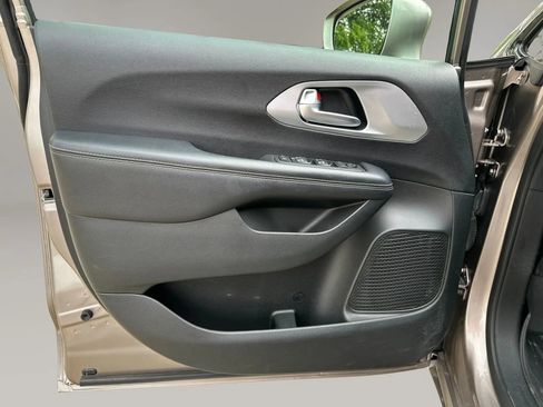 Used 2018 Chrysler Pacifica Touring-L Plus w/ S Appearance Package FWD image 29