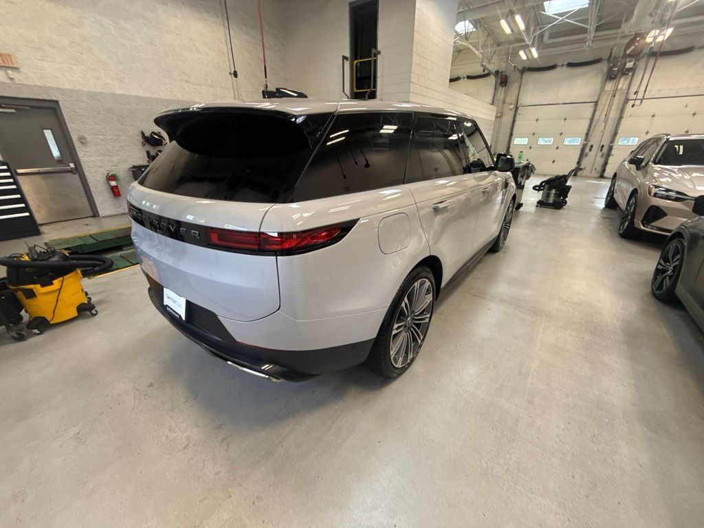 Used 2025 Land Rover Range Rover Sport SE AWD/4WD image 6