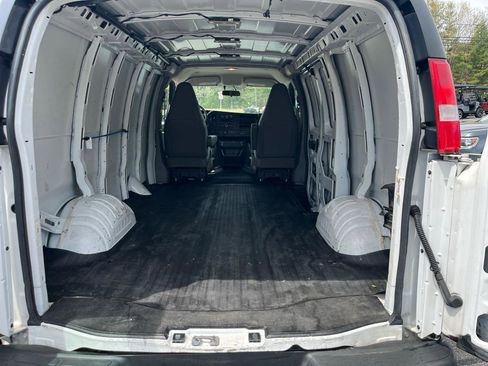 Used 2018 Chevrolet Express 2500 RWD image 15