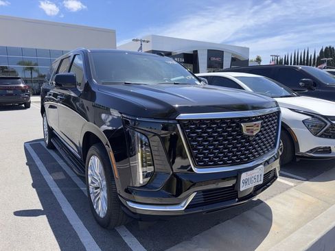 Used 2025 Cadillac Escalade ESV Premium Luxury image 3