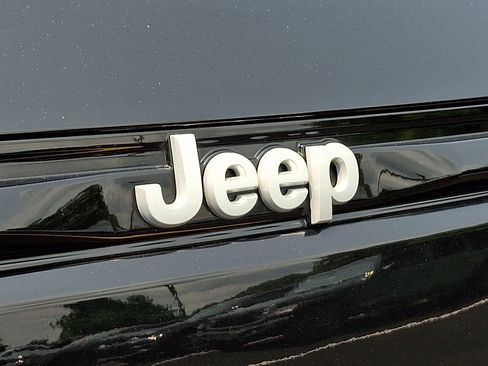 Certified 2024 Jeep Grand Cherokee Laredo X w/ Luxury Tech Group I AWD/4WD image 29