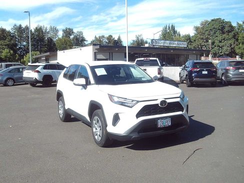 Used 2023 Toyota RAV4 LE AWD/4WD image 7