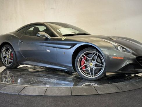 Used 2017 Ferrari California T RWD image 22