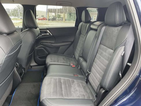 Used 2025 Mitsubishi Outlander SE AWD/4WD image 3