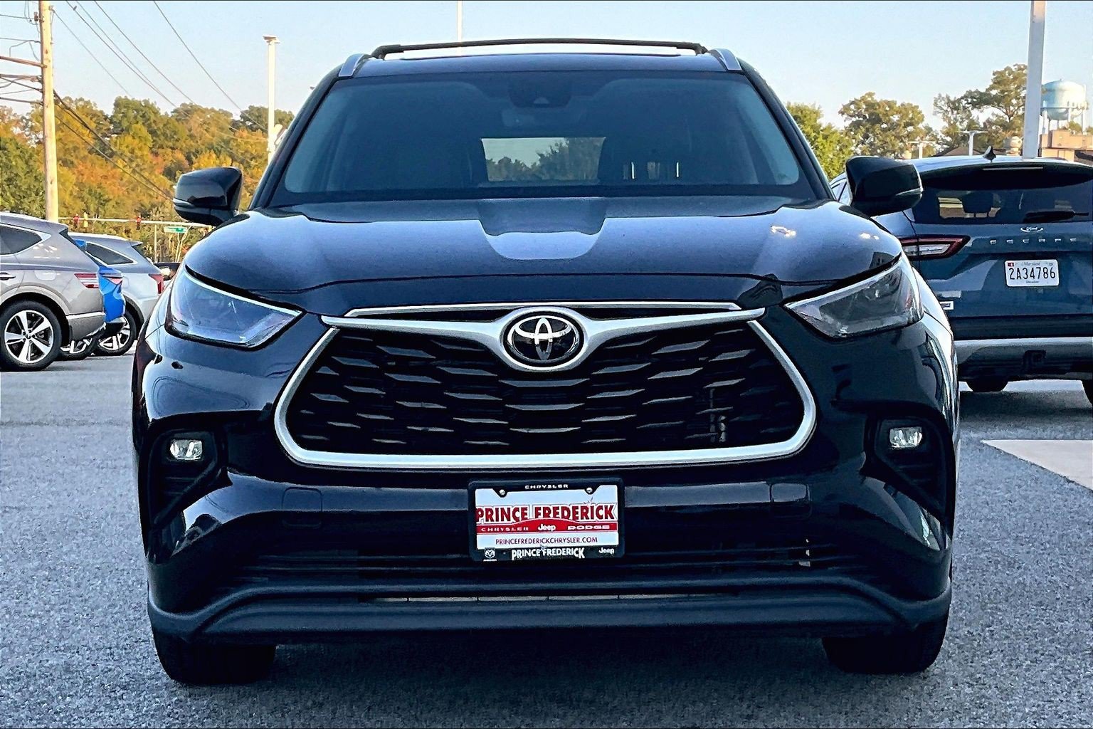 Used 2023 Toyota Highlander XLE AWD/4WD image 2