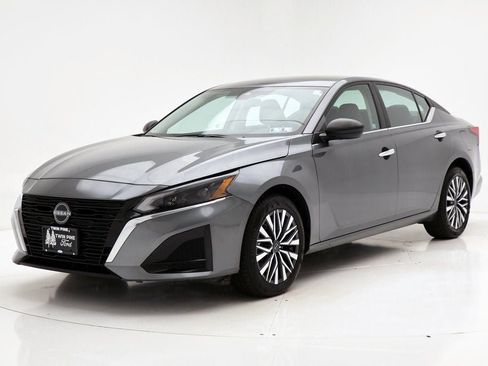 Used 2024 Nissan Altima 2.5 SV image 2