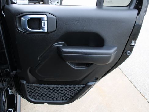 Used 2021 Jeep Gladiator Willys image 21