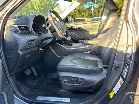 Used 2023 Toyota Highlander Limited image 7