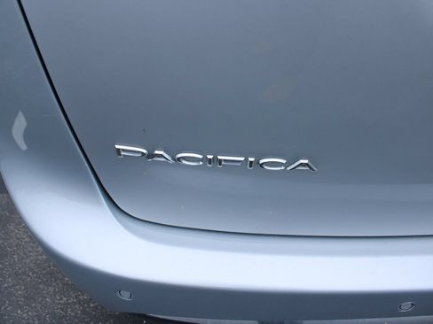 Used 2023 Chrysler Pacifica Touring-L FWD image 6