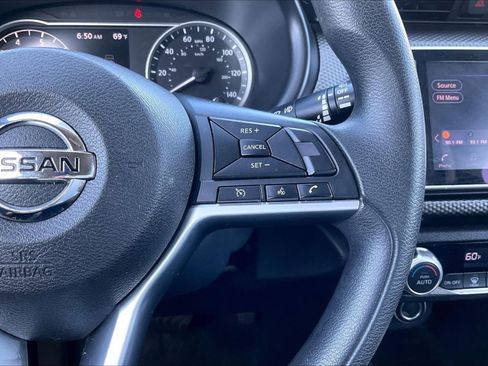 Used 2018 Nissan Kicks FWD image 19