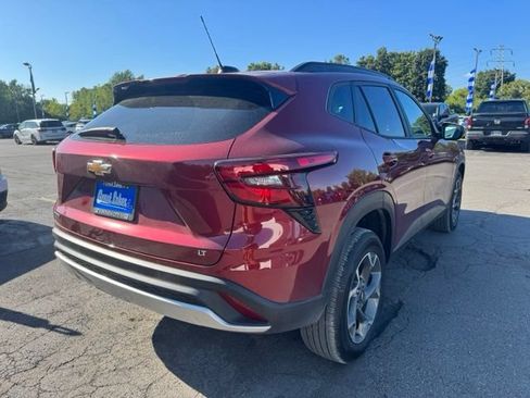 Used 2024 Chevrolet Trax LT FWD image 2