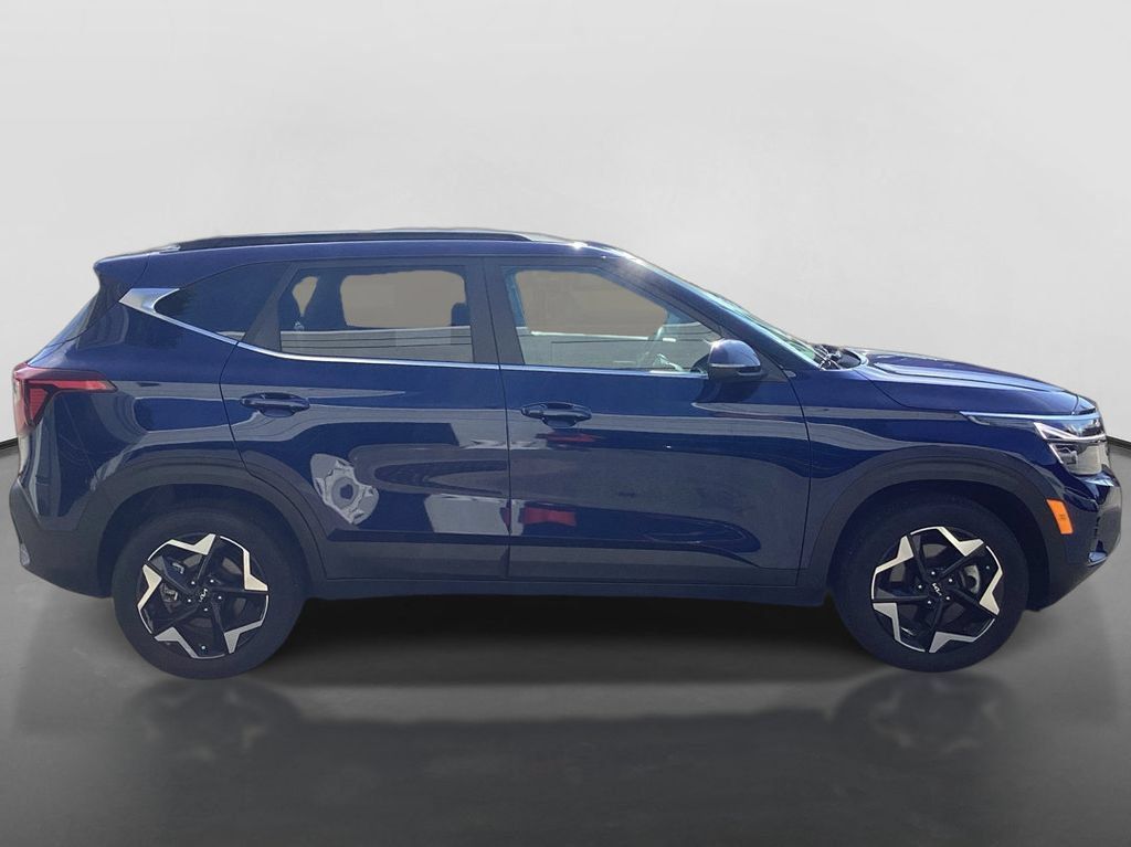 Used 2025 Kia Seltos EX w/ EX Sunroof Package AWD/4WD image 4