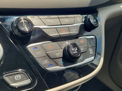 Used 2024 Chrysler Pacifica Touring-L FWD image 27