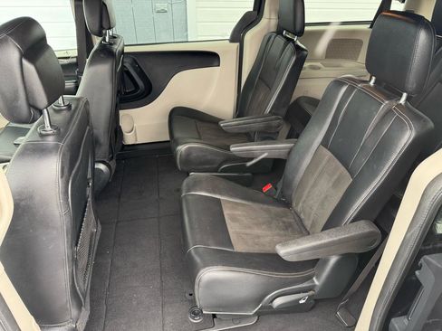Used 2019 Dodge Grand Caravan SXT image 9