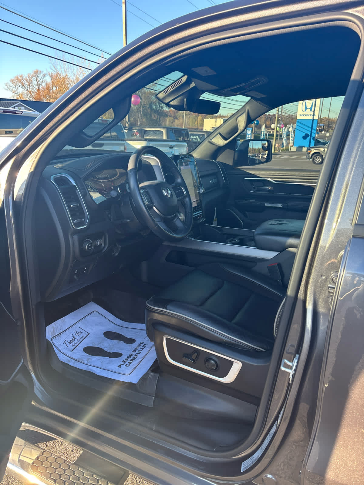 Used 2023 RAM 1500 Laramie AWD/4WD image 8