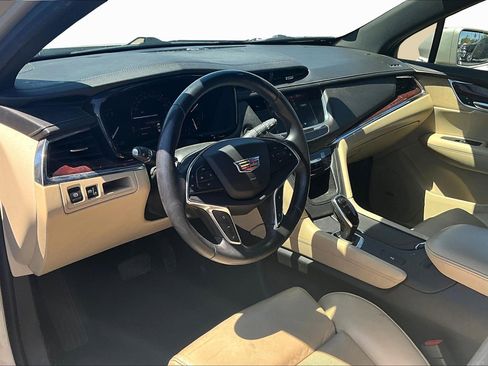 Used 2017 Cadillac XT5 Luxury w/ Driver Awareness Package image 10