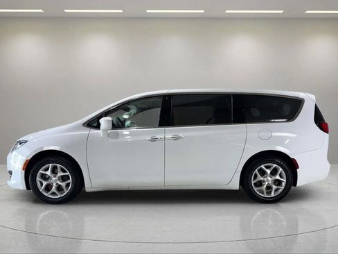 Used 2018 Chrysler Pacifica Touring Plus w/ Tire & Wheel Group FWD image 17
