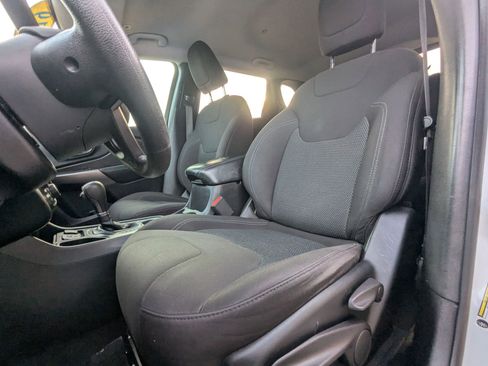 Used 2019 Jeep Cherokee Latitude w/ Popular Appearance Group image 17