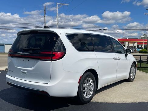 Used 2023 Chrysler Pacifica Touring-L FWD image 7