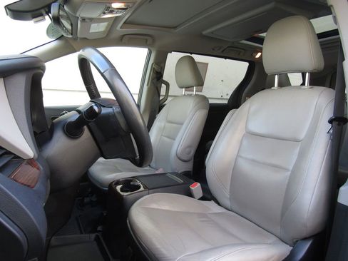 Certified 2018 Toyota Sienna Limited Premium image 11