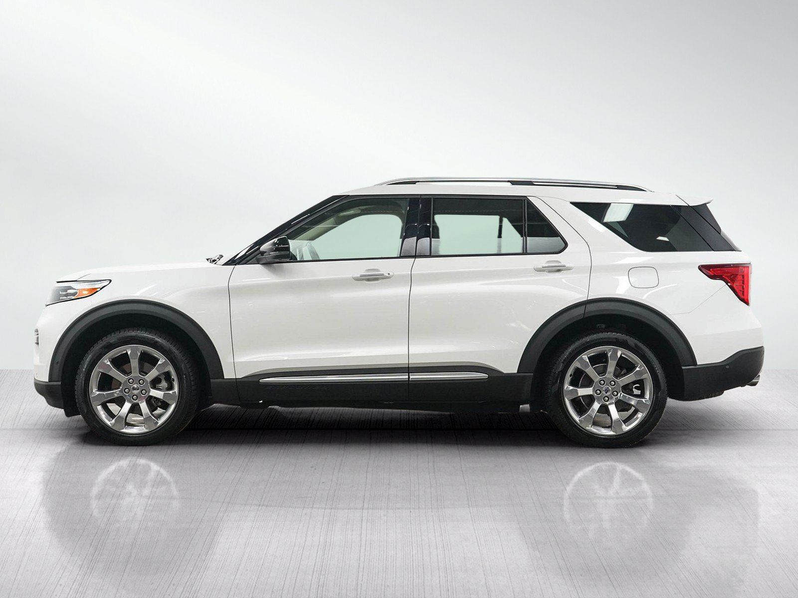 Used 2020 Ford Explorer Platinum w/ Premium Technology Package AWD/4WD image 2