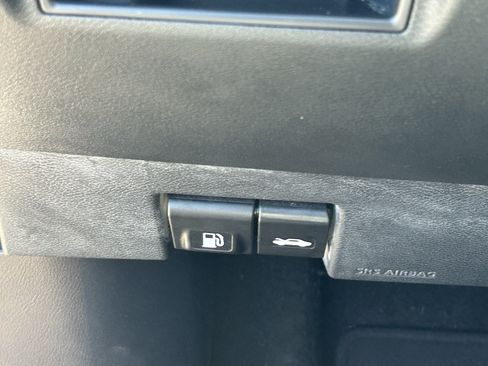 Used 2020 Nissan Versa SV FWD image 15