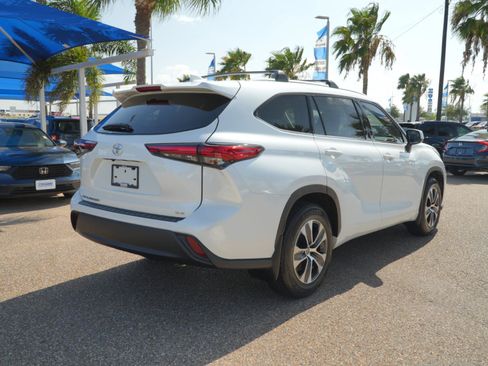 Used 2022 Toyota Highlander XLE FWD image 5