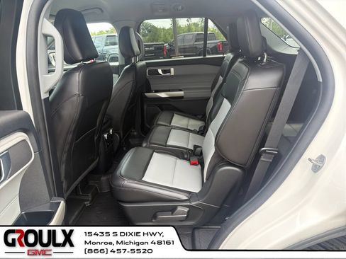 Used 2022 Ford Explorer XLT w/ Equipment Group 202A AWD/4WD image 23