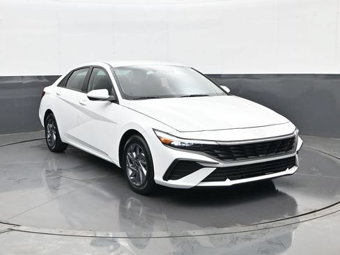 Certified 2024 Hyundai Elantra SEL FWD image 4