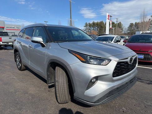 Used 2022 Toyota Highlander XLE image 3