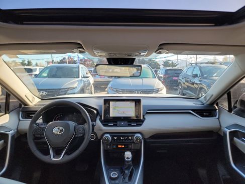 Used 2021 Toyota RAV4 Limited image 27