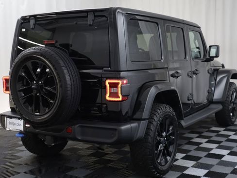 Used 2024 Jeep Wrangler Unlimited Sahara w/ Technology Group AWD/4WD image 18