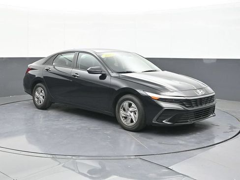 Used 2025 Hyundai Elantra SE FWD image 20