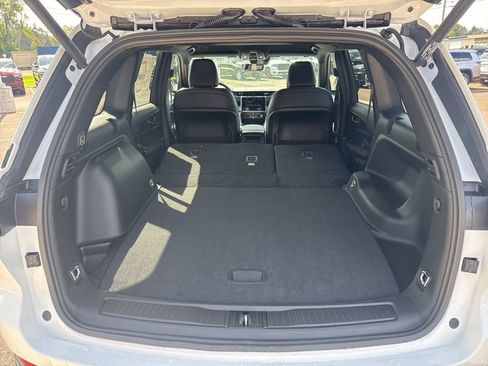 New 2025 Jeep Grand Cherokee Altitude image 13