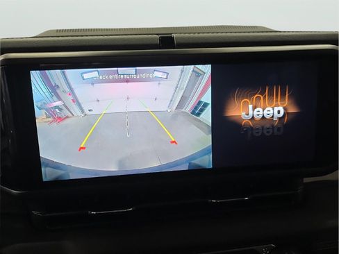 Used 2025 Jeep Wrangler Unlimited Sahara AWD/4WD image 17