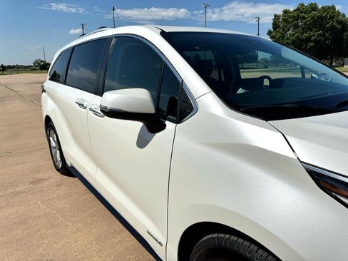 Used 2021 Toyota Sienna Limited image 35