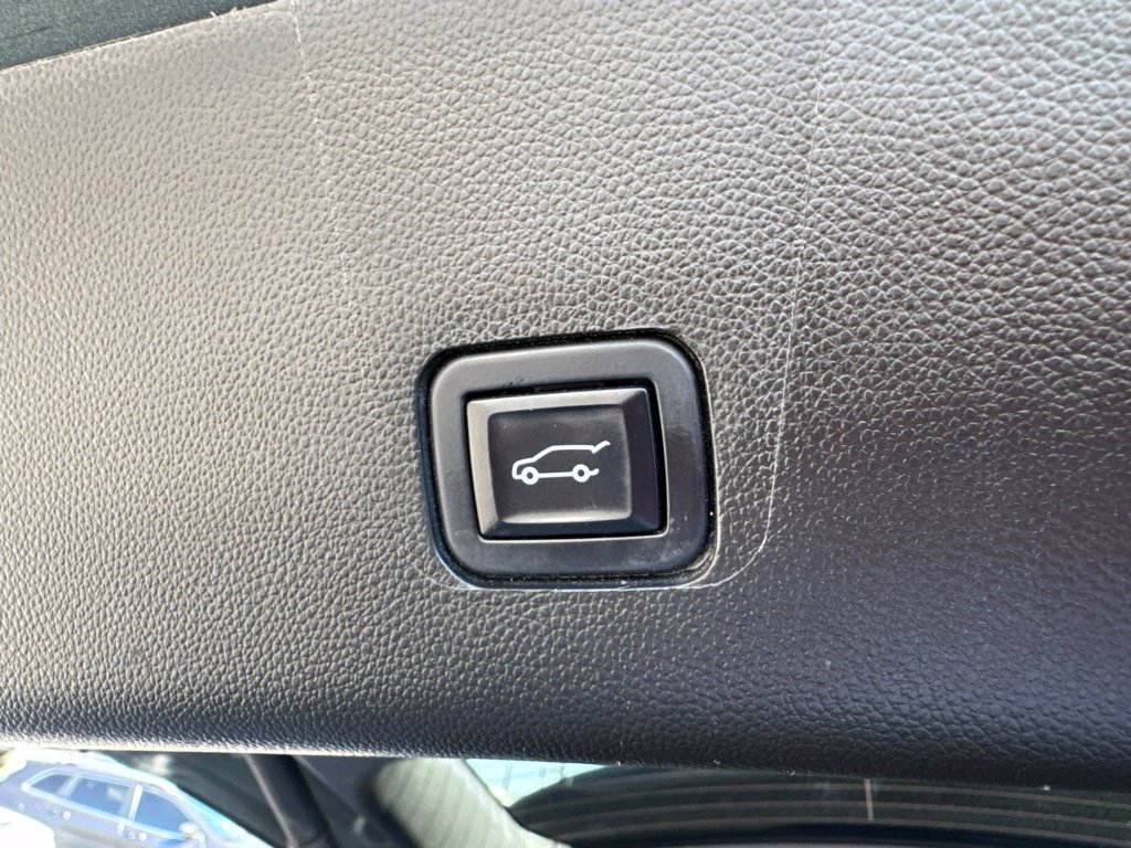 Used 2023 Chevrolet Traverse LT AWD/4WD image 38