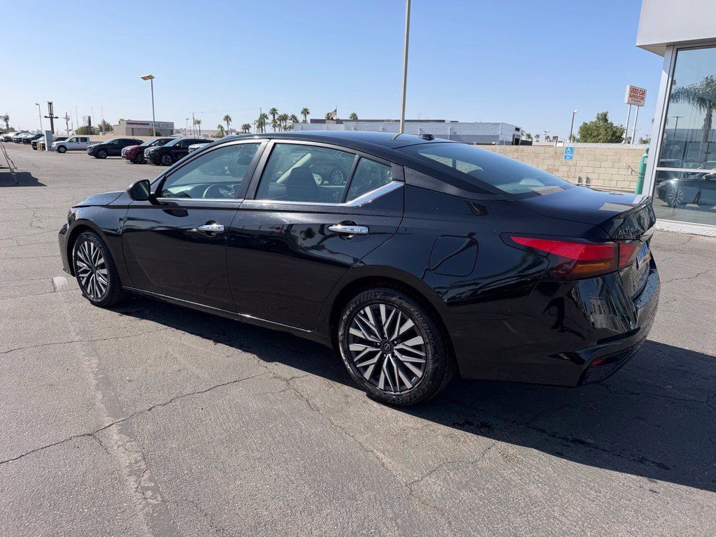 Used 2025 Nissan Altima 2.5 SV FWD image 2