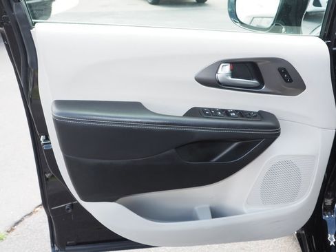 Used 2024 Chrysler Pacifica Touring-L FWD image 14