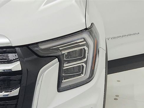 Used 2025 GMC Terrain Elevation w/ Elevation Premium Package image 17