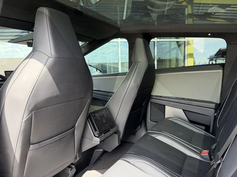 Used 2025 Tesla Cybertruck AWD Crew Cab image 38
