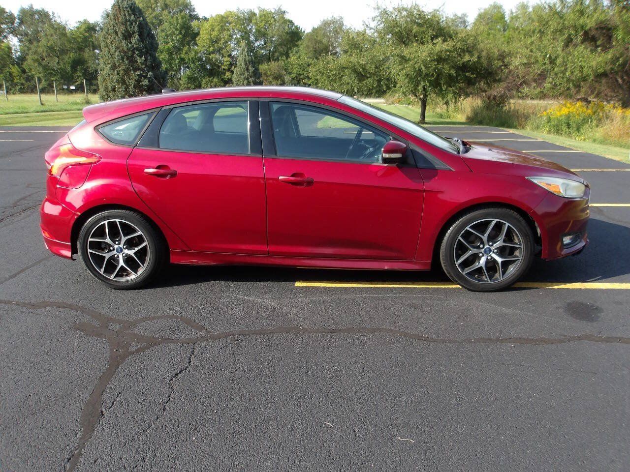 Used 2015 Ford Focus SE w/ SE Sport Package FWD image 2