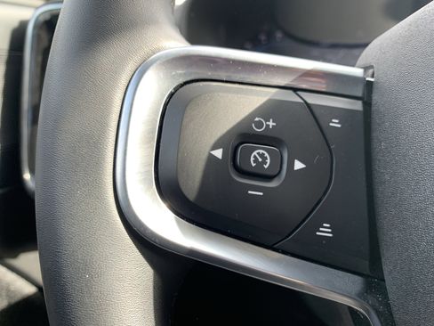 Used 2025 Volvo XC40 B5 Plus image 19