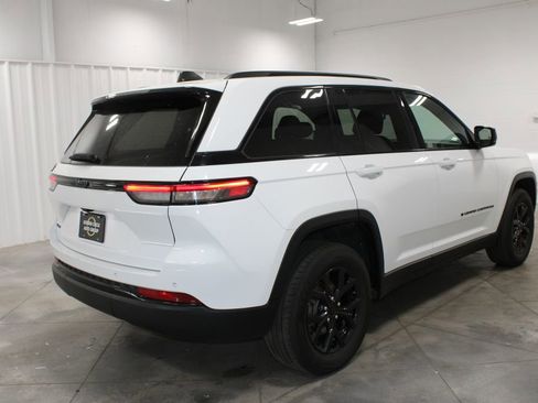 Used 2024 Jeep Grand Cherokee Altitude AWD/4WD image 9