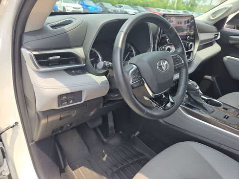 Used 2021 Toyota Highlander Limited FWD image 10
