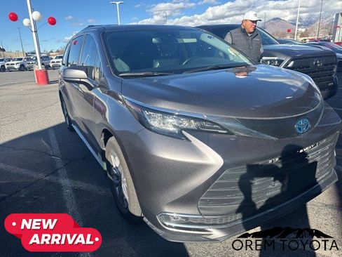 Used 2022 Toyota Sienna XLE w/ XLE Plus Package image 1