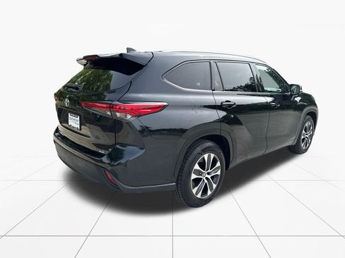 Used 2022 Toyota Highlander XLE image 9